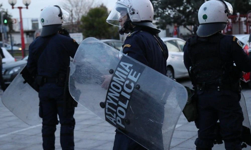 Κουκουλοφόροι πέταξαν μολότοφ σε διμοιρία των ΜΑΤ απέναντι από το ΑΠΘ στη Θεσσαλονίκη